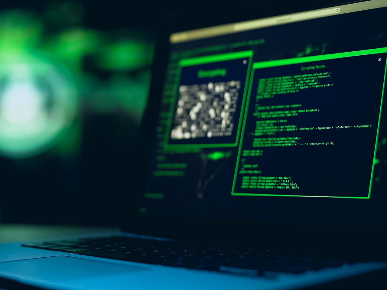 Imatge d'un portàtil amb dos terminals obertes, predomina el color verd en la fotografia 
                    té un aspecte de programa de hacking... 